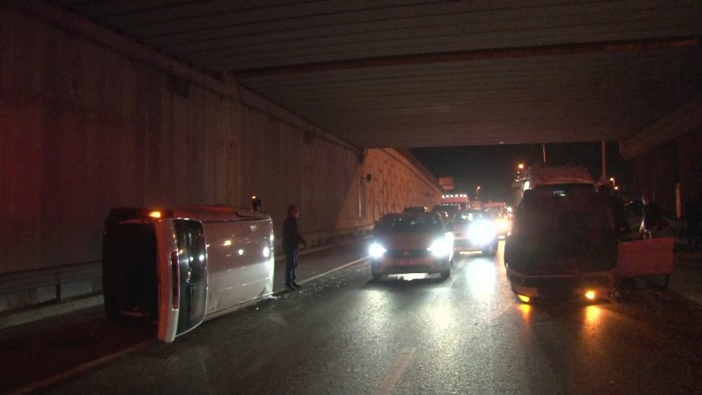 Ümraniye’de makas atarak ilerleyen otomobil ticari araçla çarpıştı: 8 yaralı