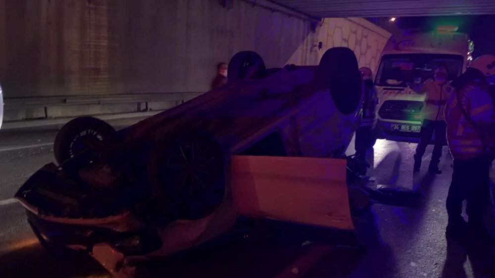 Ümraniye’de makas atarak ilerleyen otomobil ticari araçla çarpıştı: 8 yaralı