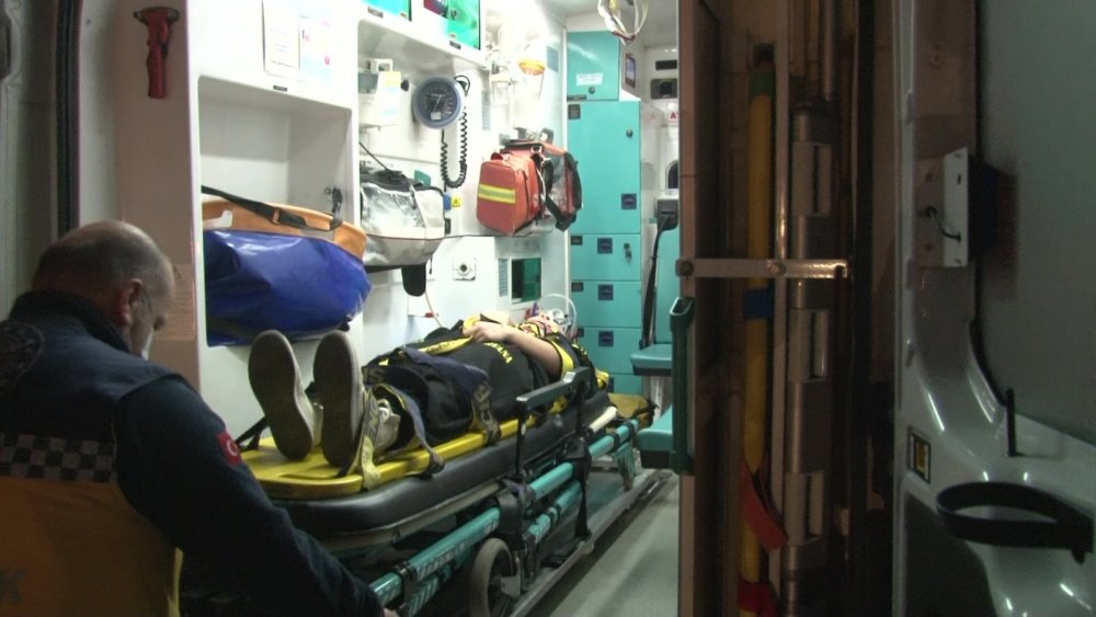 Ümraniye’de makas atarak ilerleyen otomobil ticari araçla çarpıştı: 8 yaralı