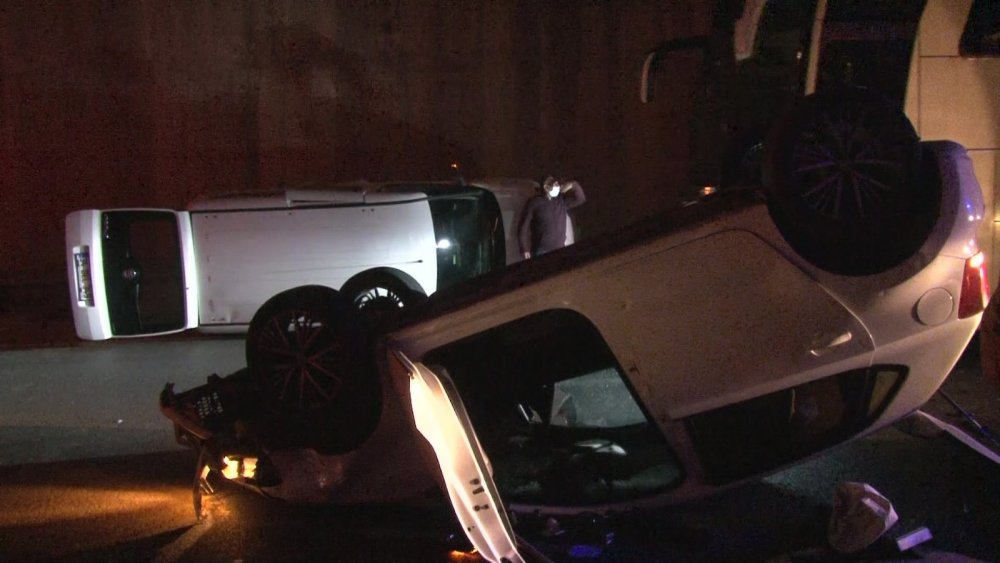 Ümraniye’de makas atarak ilerleyen otomobil ticari araçla çarpıştı: 8 yaralı