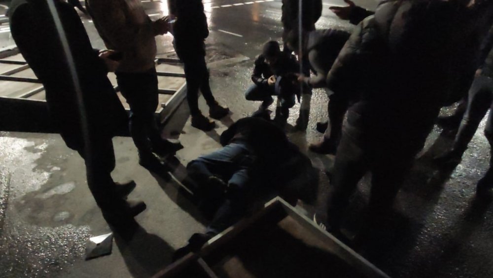 Reklam panosunun altında kalan adam ağır yaralandı