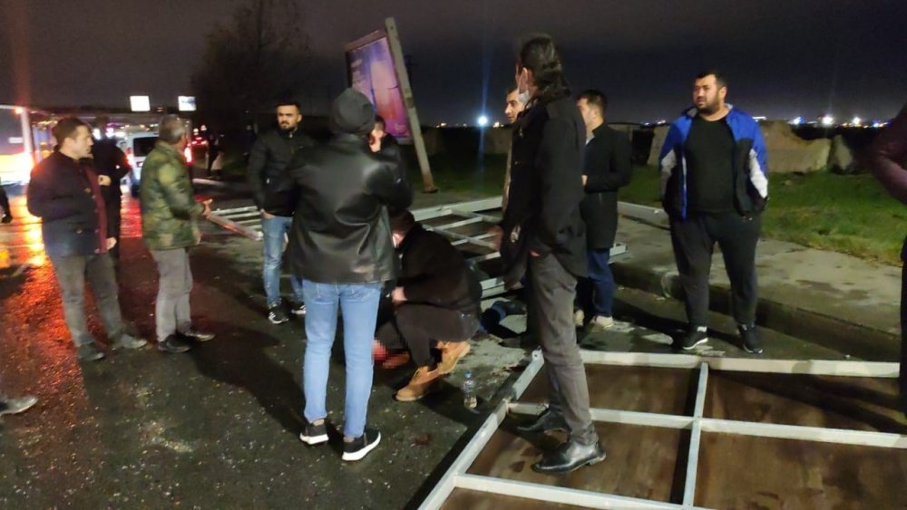 Reklam panosunun altında kalan adam ağır yaralandı
