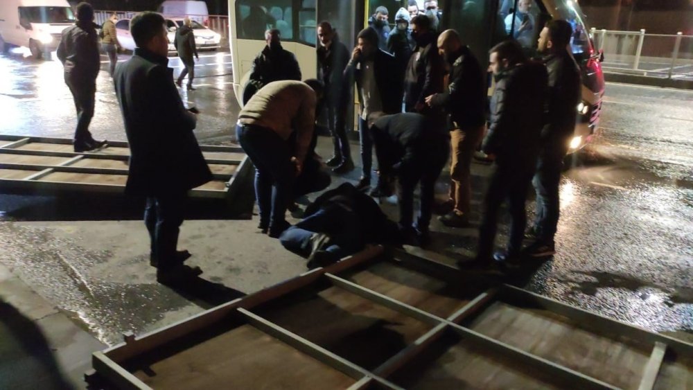 Reklam panosunun altında kalan adam ağır yaralandı