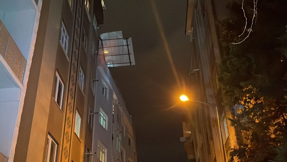 Şişli’de fırtınada uçan çatı başka bir binanın çatısına düştü