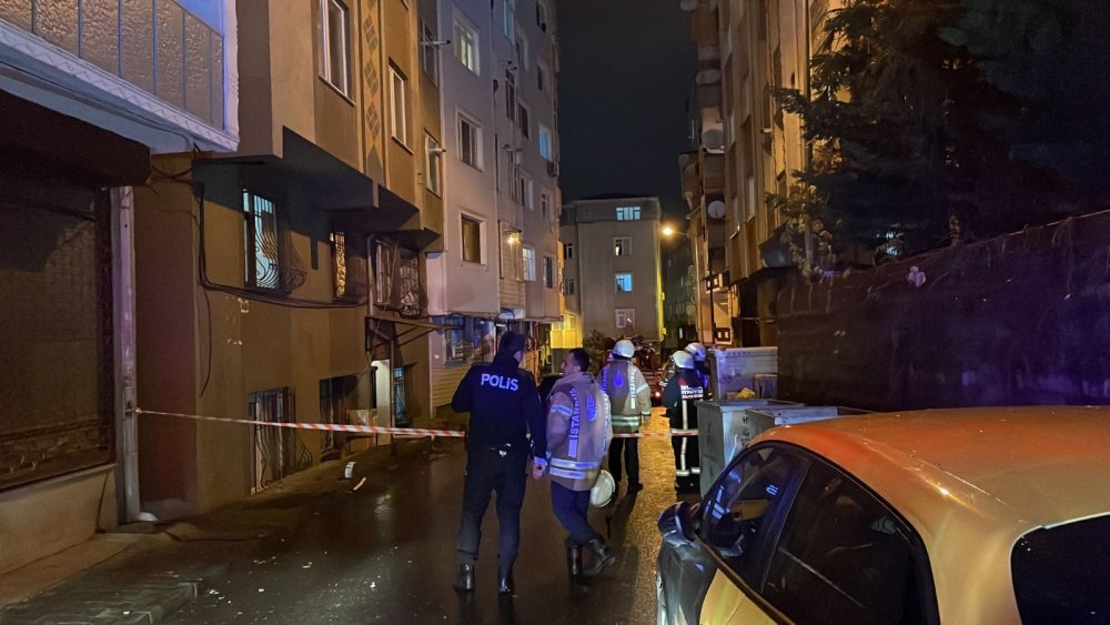 Şişli’de fırtınada uçan çatı başka bir binanın çatısına düştü