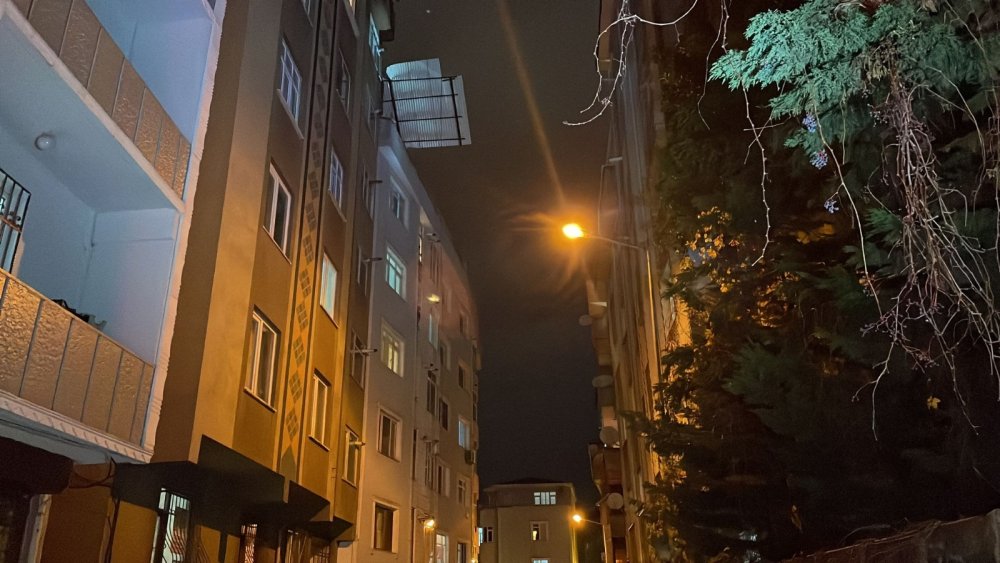 Şişli’de fırtınada uçan çatı başka bir binanın çatısına düştü