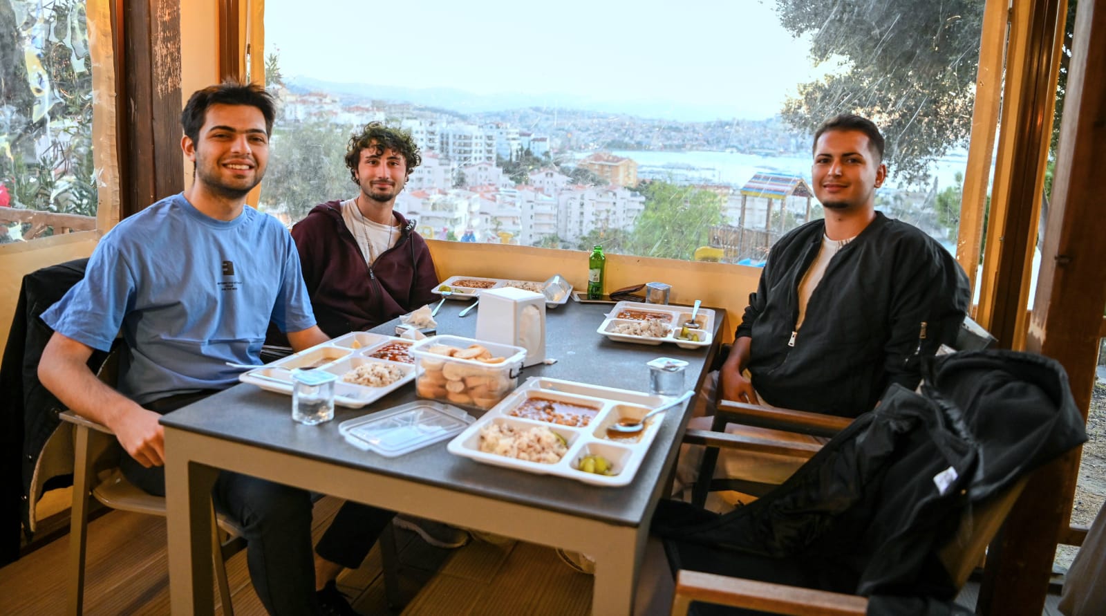 niversite-ucretsiz-aksam-yemegi-3.jpeg