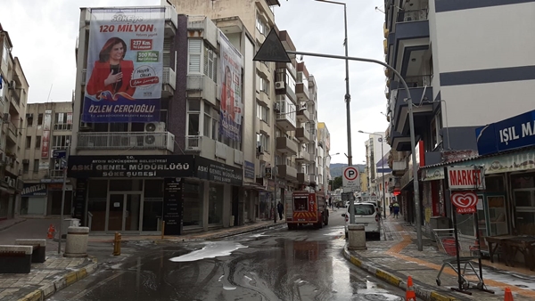 buyuksehir-belediyesi-caddeleri-dezenfekte-ediyor-4.jpg