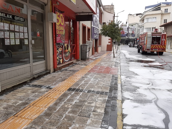 buyuksehir-belediyesi-caddeleri-dezenfekte-ediyor-6.jpg