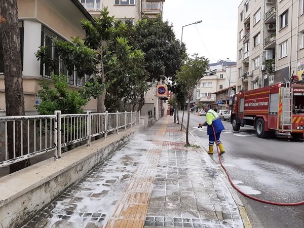 buyuksehir-belediyesi-caddeleri-dezenfekte-ediyor-7.jpg