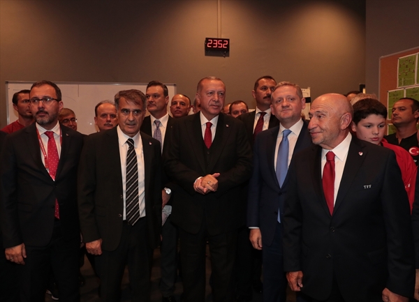 erdogan,-milli-takimi-soyunma-odasinda-kutladi,,,.jpg