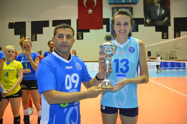 kusadasi-uluslararasi-voleybol-turnuvasinda-dostluk-kazandi,,,,,,,,.png